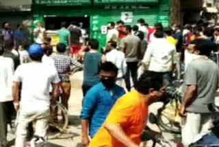 Crowd at liquor shops in Geeta Colony, police shut down shops due to Social distance