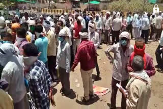 crowd-of-farmers-in-jamner