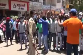 migrant labours gathered in palanpur patia surat