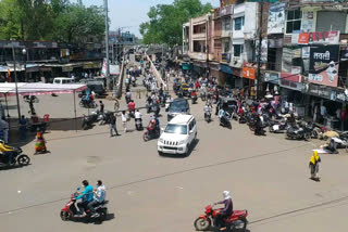 After the market opened, there was a crowd in the city