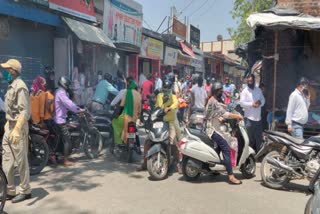 social-distancing-is-not-being-followed-in-kashipur