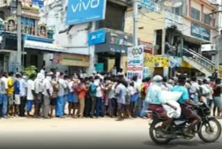 Alcohol  Tipplers  Liquor Stores  Andhra Pradesh  Queues  COVID 19  Lockdown  Novel Coronavirus  മദ്യ വിൽപ്പന ശാലകൾ