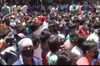 Surat migrant workers  Stone pelting at Police  Surat news  Police lob tear gas at migrant workers  ഗാന്ധിനഗർ  ഇതര സംസ്ഥാന തൊഴിലാളികളുടെ അക്രമം  ലോക്ക് ഡൗൺ  കണ്ണീർ വാതകം  സൂറത്ത്  കൊവിഡ്  കൊറോണ വൈറസ്