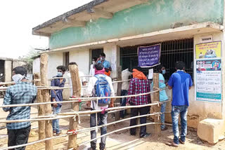 Crowd in liquor shop following social distancing in kawardha