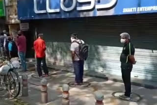 Violation of social distancing after opening liquor shops in Daryaganj and asif ali road