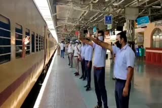 ट्रेन से रवाना छात्र,  Students leaving by train