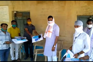 MLA Jalam Singh distributed PPE kit to journalists in narsinghpur