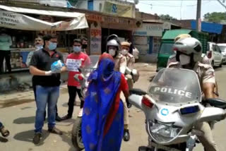 Pushpavarsha on kalyanpuri Delhi Police team at khichdipur, women perform Aarti