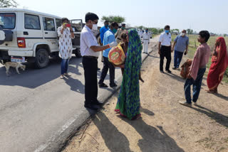 Collector Shilendra Singh distributed food and masks to the needy in Sarawai region of chhatarpur