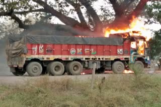 the-truck-caught-fire-after-a-stove-exploded-near-barpali-in-korba