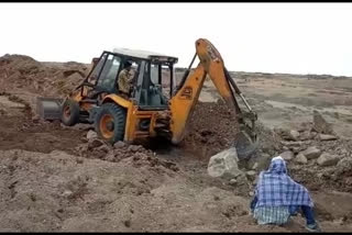 Construction of tank being done by poor laborers during lock down in dhar