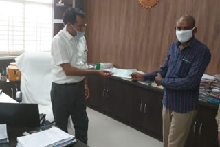 The family handed over a sum of 21 thousand rupees to the collector for food to the needy