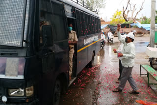 पुलिस के काफिले पर पुष्प वर्षा,  Flower rain on police convoy