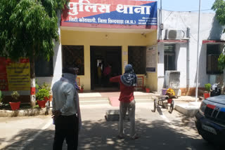 a migrant labour is wandering collectorate and police station of chhindwara inorder to reach his home town gorakhpur