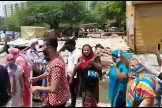 women protest against liquor shop open at C Lal chowk