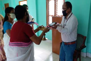 Women encouragement to local reporter