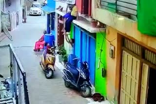 random-incindent-girl-fall-down-from-balcony-in-chhindwara