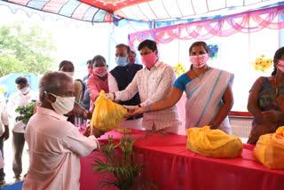 peddapalli mp venkatesh netha helped needy during lock down