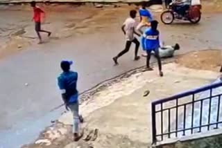 Youths Fight in road