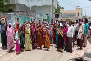 Women dharna for liquor sales in Pillutla village in guntur