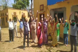 महिलाओं ने दिया धरना, women strike