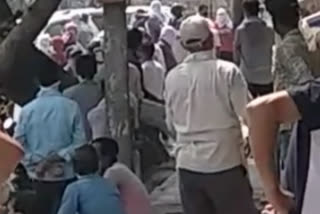 People are crowding outside liquor shops in Najafgarh