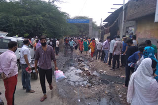 There was a rush to get free ration from the Delhi government in Sangam Vihar