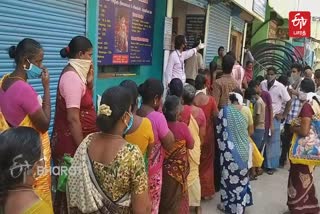 people gathering for buy free ration items in tiruvannamalai