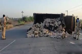 truck full of liquor overturns, केकरी न्यूज