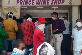 long queue for buying liquor in jalgaon