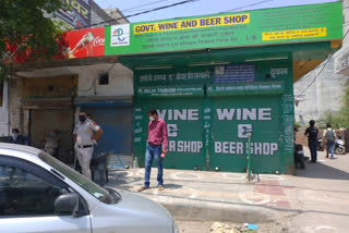 Police is not allowing to open a wine shop in Sant Nagar of Burari