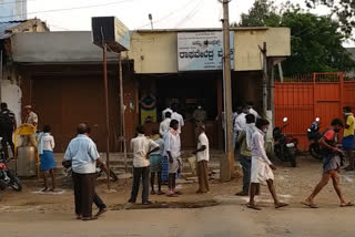 huge crowds at liquor shops in gulbarga karnataka