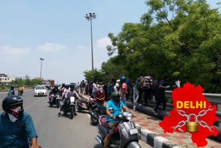 People are standing on the ashram flyover and waiting to open the liquor shop in lockdown 3.0