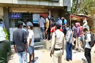 Crowd outside liquor stores-in-raipur