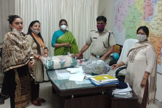 Mahila Morcha distributed masks to policemen on CM birthday in panipat