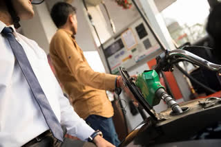 Congress  diesel  petrol  fuel prices  ഡല്‍ഹിയില്‍ ഇന്ധന വില വര്‍ധനവ്; പ്രതിഷേധിച്ച് കോണ്‍ഗ്രസ്  ong demands rollback in diesel, petrol prices in Delhi