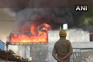 delhi-fire-breaks-in-godown-30-fire-trucks-were-called