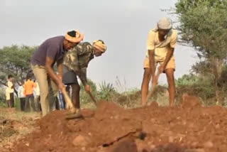 karnataka-when-government-turned-blind-villagers-construct-road-on-their-own