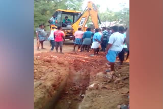 tamil-authorities-digging-pit-in-chittoor-borders