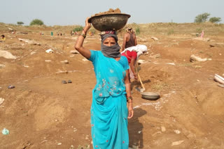 Workers delighted in getting work under MNREGA in Balodabazar