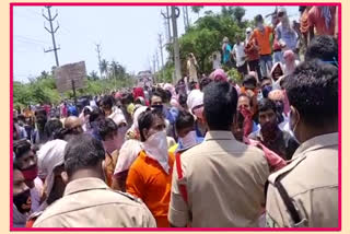 due to corona lockdown Migratory laborers protest for salaries at gajuwaka in visakhapatnam