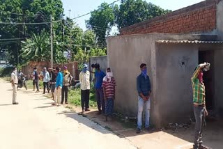 social-distancing-followed-at-liquor-shop-in-surajpur