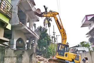 Administration demolish house of rti activist dulal bora guwahati kamrup metro etv bharat news