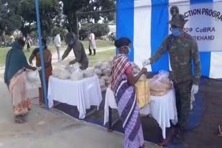 Paramilitary force distributing ration, Jharkhand lockdown, Cobra battalion, Khunti district administration, पैरामिलिट्री फोर्स बांट रहा राशन, झारखंड लॉकडाउन, कोबरा बाटलियन, खूंटी जिला प्रशासन