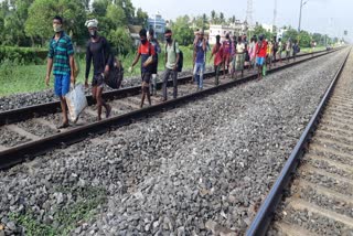 migrant return their home by walking