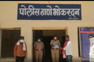 भोकरदन पोलिसांना सॅनिटायझरसह मास्कचे वाटप