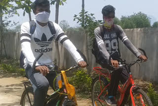 The bravery of migrant workers, a journey of 1,200 km on bicycles
