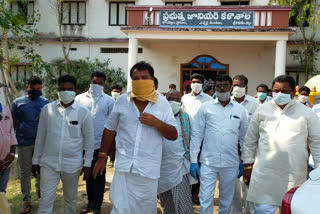 mla visits srikakulam dst fishermens who leaving in qurentin center