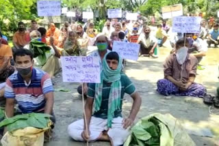 ঋণ মকুব সহ একাধিক দাবিতে ময়নায় বিক্ষোভ পানচাষিদের