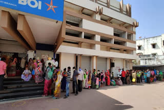 first death of a bank employee from Corona in Ahmedabad